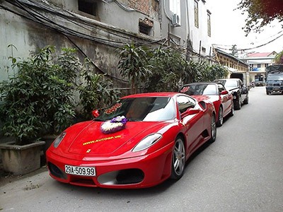 Dẫn đầu đoàn rước dâu là Ferrari F430 màu đỏ cá tính nổi bật giữa dàn siêu xe.